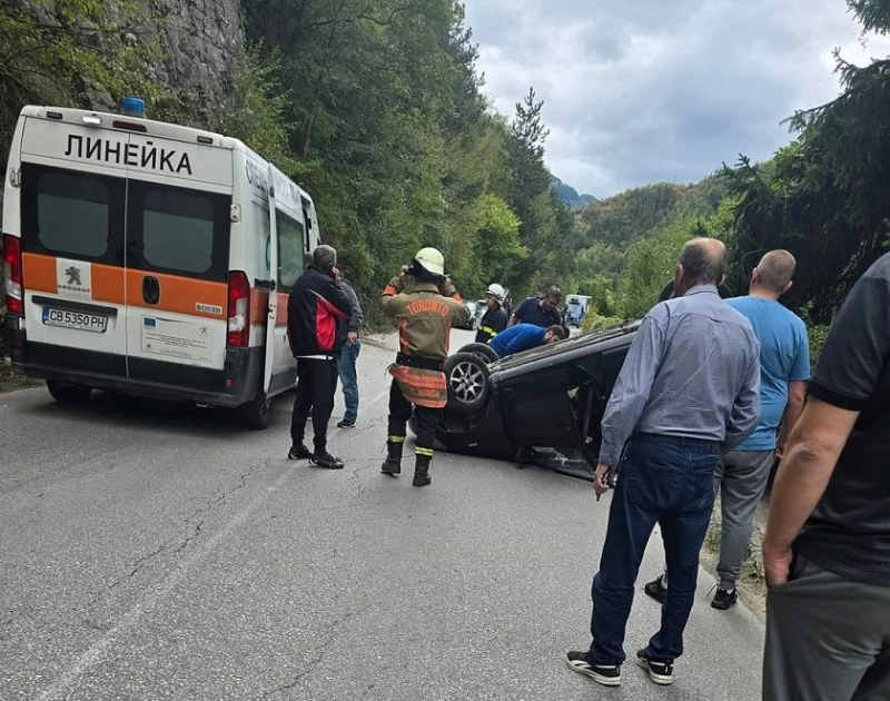 Автомобил се обърна по таван близо до Девин, две жени са пострадали