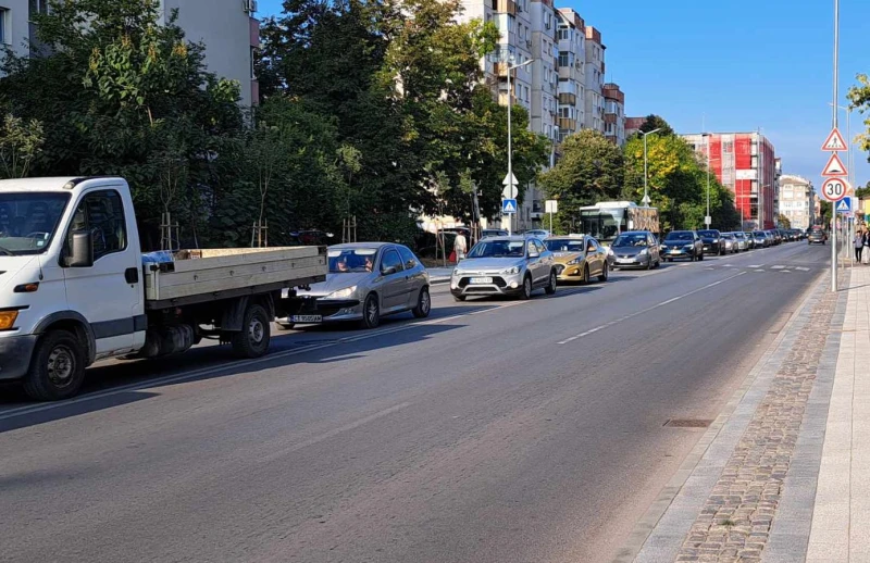 Няма излизане от Кючука, тапата е огромна, шофьори питат кмета откъде да минат