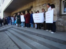 Около 50 души протестираха пред "Св. Мина" в защита на старата директорка
