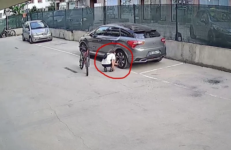 Момиче краде капачки от автомобил, камера засне всичко