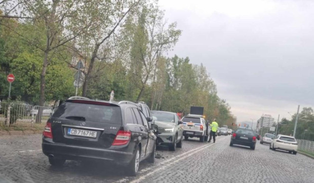 Затруднено е движението на столичния бул. "Цар Борис III" заради верижна катастрофа