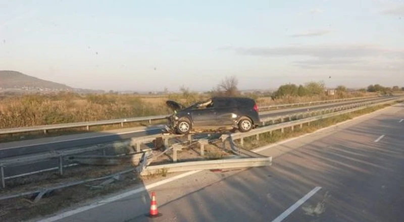 Автомобил се заби в мантинелата на АМ "Хемус"