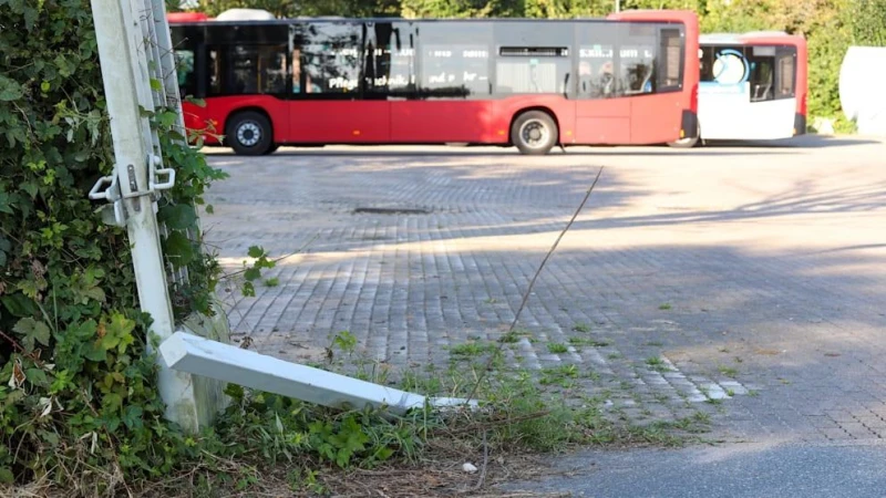 В Северна Германия тийнейджър открадна автобус и протарани над 20 коли