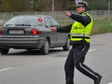 Непълнолетен шофьор отнесе два акта в Алфатар, спътницата му един