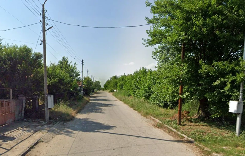 Мъж влезе с дървен кол у съседи, пратиха го в болница, тръгна си доброволно, отново атакува съседите