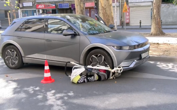 След катастрофата в Пловдив: Част от детската количка е под автомобила