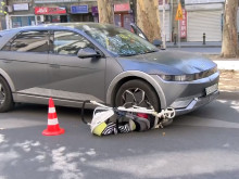 След катастрофата в Пловдив: Част от детската количка е под автомобила