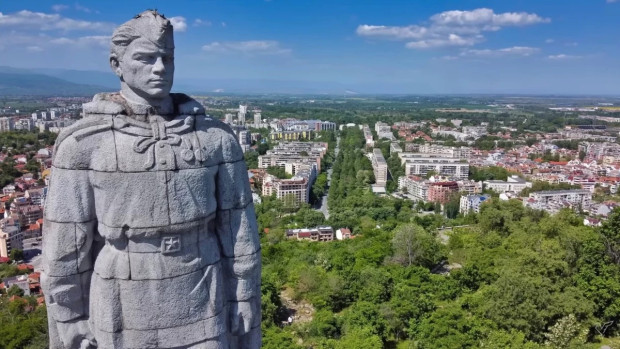 Пловдивски скулптор: Някой ще поеме ли ангажимент да премахне съветската и комунистическа символика от територията на България?