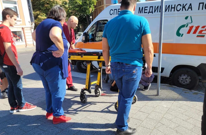 Лекари вдигнати на крак заради мъж в безпомощно състояние в центъра на Пловдив