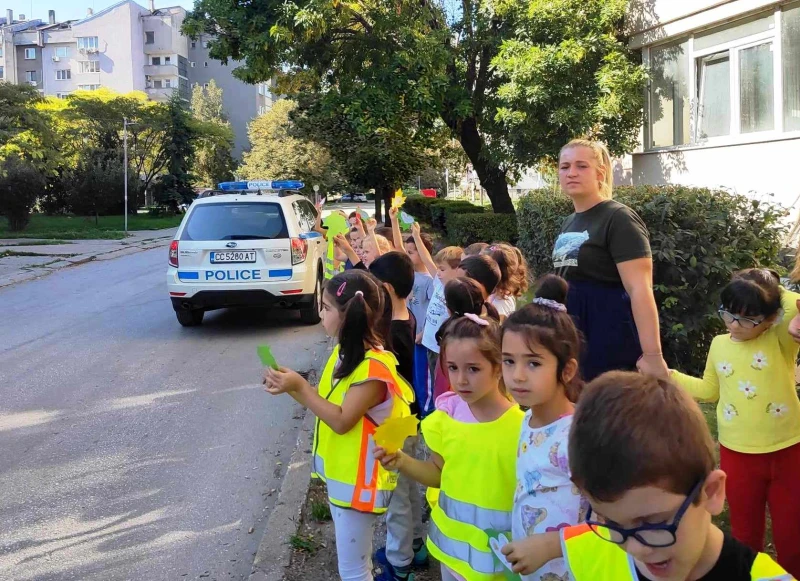 Деца от ДГ "Радост" и полицейски служители в съвместна акция по безопасност на движението в Силистра