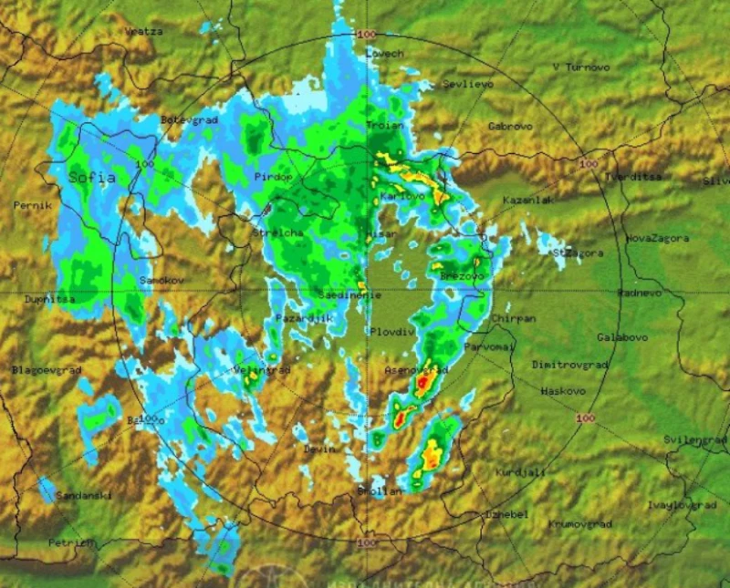 Meteo Balkans: Започнаха първите гръмотевични бури, очакват се проливни валежи в Пловдив!