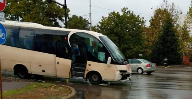 Автобус се заби в кола на булевард в Русе 