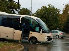 Автобус се заби в кола на булевард в Русе 