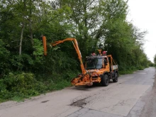 Пред приключване е второто машинно косене на банкетите и кастрене на клони по общинска пътна мрежа в Търговище