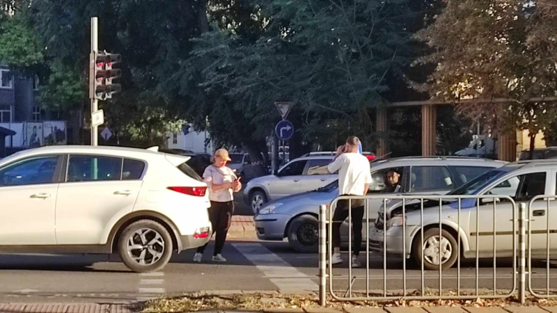 Катастрофа в центъра на Пловдив, младеж се натресе в джип