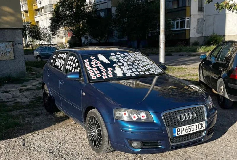 Разочарована дама облепи с дамски превръзки колата на възлюбения си