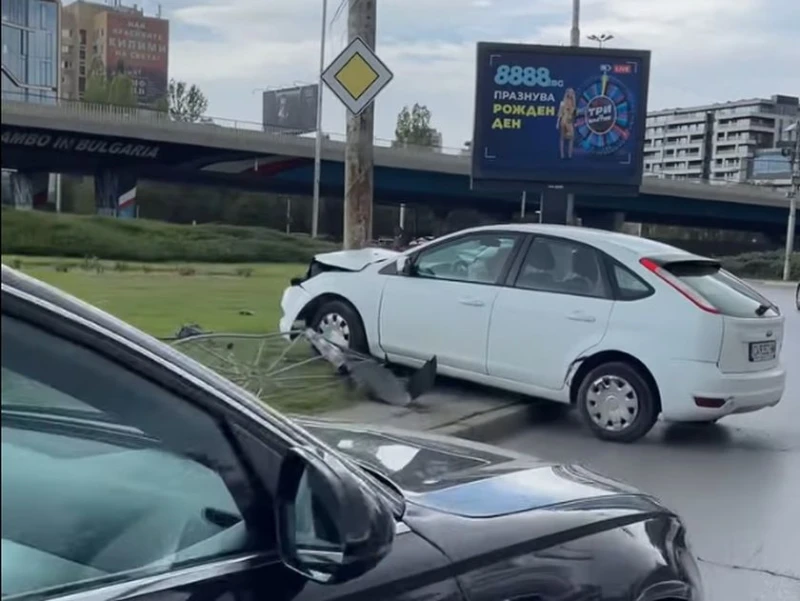 Три коли катастрофираха на голямо кръгово движение в столицата