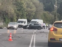 Тежка катастрофа между два автомобила блокира движението към Владая