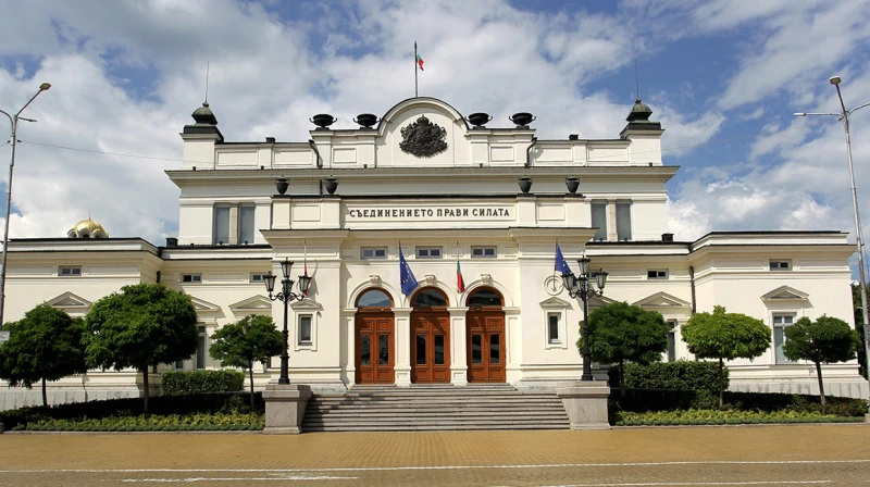 Парламентът светва в зелено по тази причина