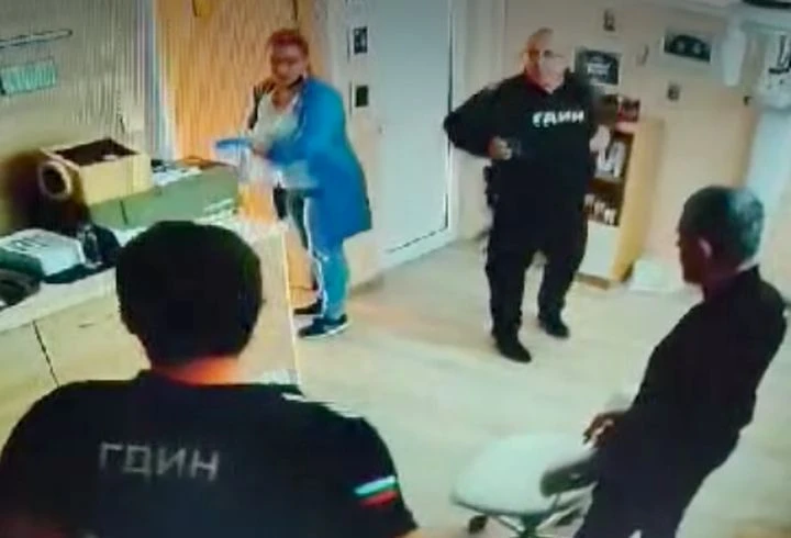 Камера засне как Брендо пристига с 10 души въоръжена охрана в дентална клиника