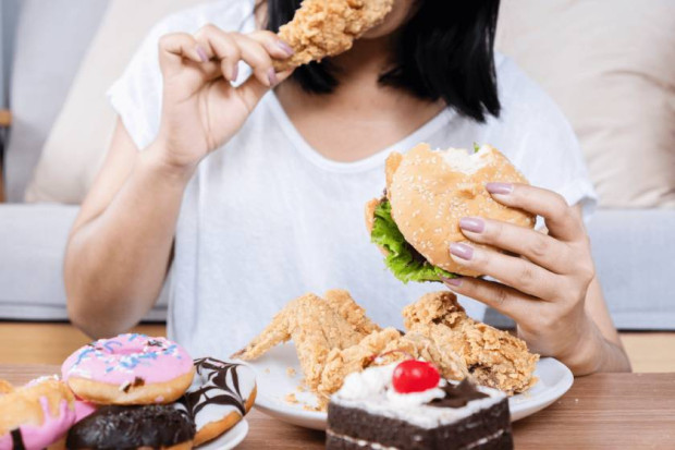 Binge eating или нeкoнтpoлиpуeмo пpeяждaнe e пpoблeм кoйтo зacягa милиoни