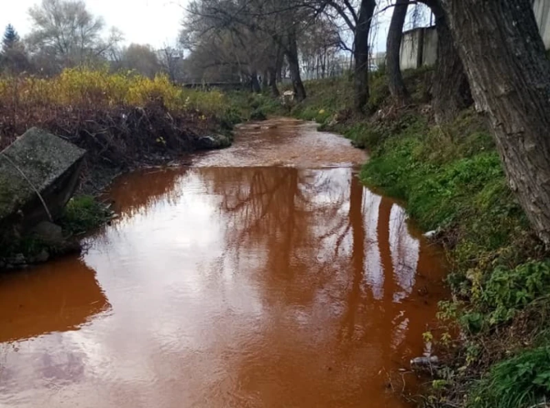 Установиха ли източника на замърсяване в кафявите води на река Струма?