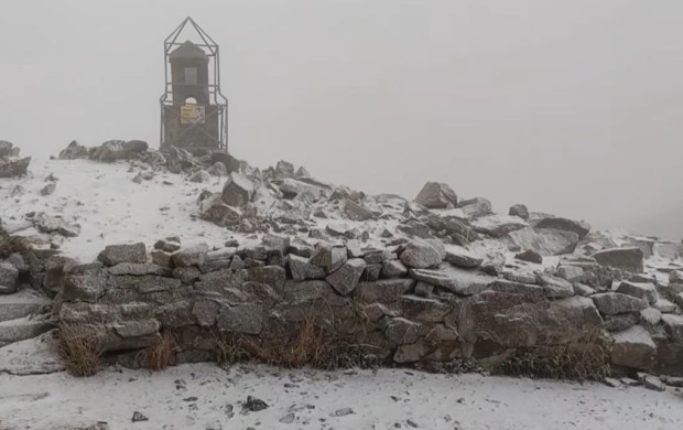 Сняг на парцали заваля на най високия връх у нас