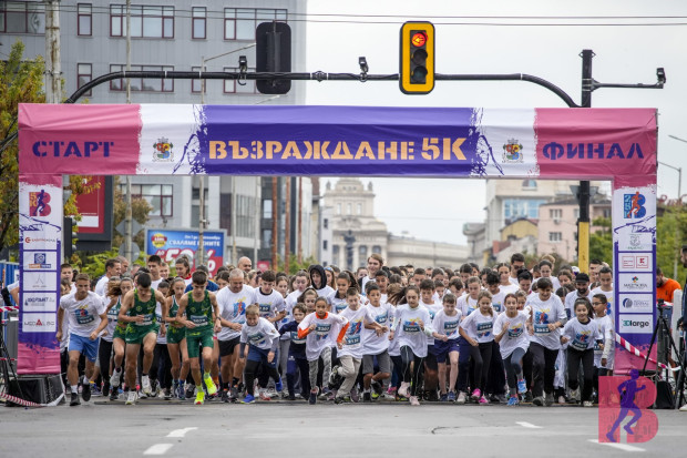 Първото издание на пробега "Възраждане 5К" привлече стотици столичани, сред тях кмет и олимпийски медалист