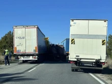 Верижна катастрофа затруднява движението по Подбалканския път, в района на Гурково