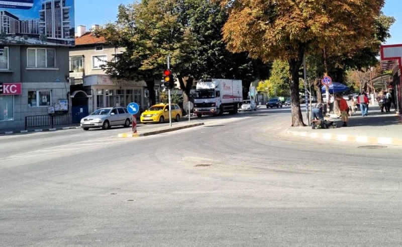 Монтират предпазни парапети на основна улица в Асеновград