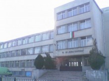 Дърво горя до училище "Райна Княгиня"