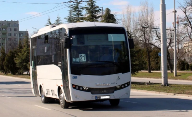 Читател: Шофьор на автобус затисна ръката на дъщеря ми и крака на жена ми с вратата