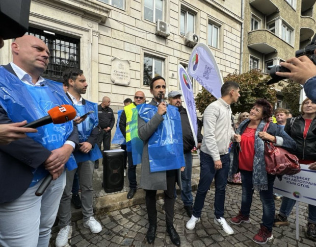 Заместник-кметът по транспорт на София слезе при протестиращите и призова държавата да изплати дължимите средства