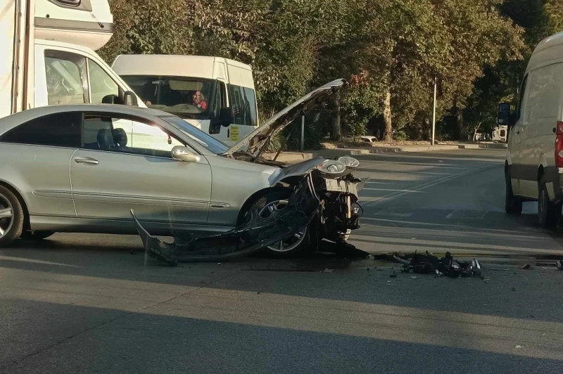 Тежко ПТП на пешеходна пътека в Пловдив! Очевидец: Момиче плачеше на тротоара!