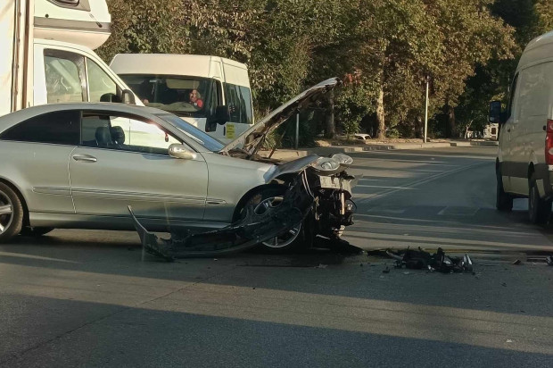 Тежко ПТП на пешеходна пътека в Пловдив! Очевидец: Момиче плачеше на тротоара