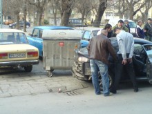 Мъж помете 5 автомобила при опит да избяга от полицаи, сгащили го с наркотици