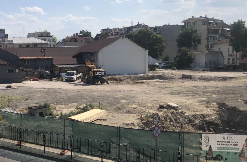 Заградиха тротоар заради нов жилищен комплекс в Пловдив