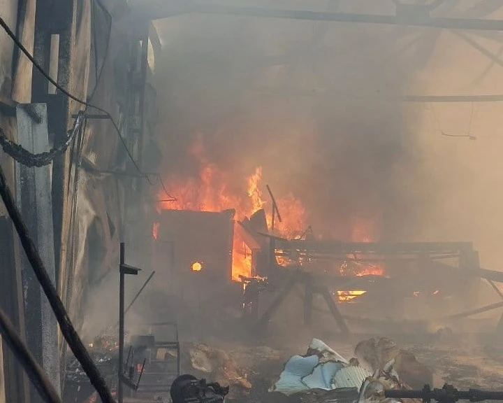 Пожар в стопански двор край Пловдив вдигна по тревога пет екипа пожарникари