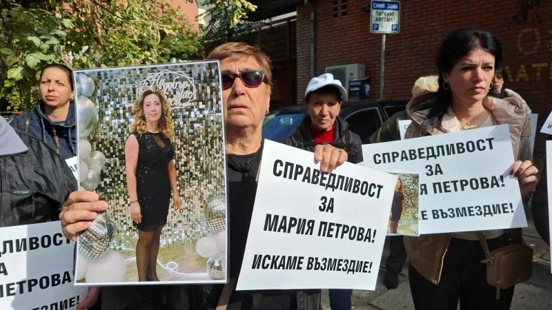 Протест пред клиника в Пловдив заради починала жена, близки зоват лекари да понесат отговорност