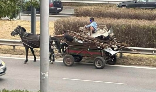 Велосипедист пострада при пътен сблъсък с каруца