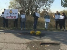 Жителите на Вакарел протестират: Пътищата ни са на ръба на бездната