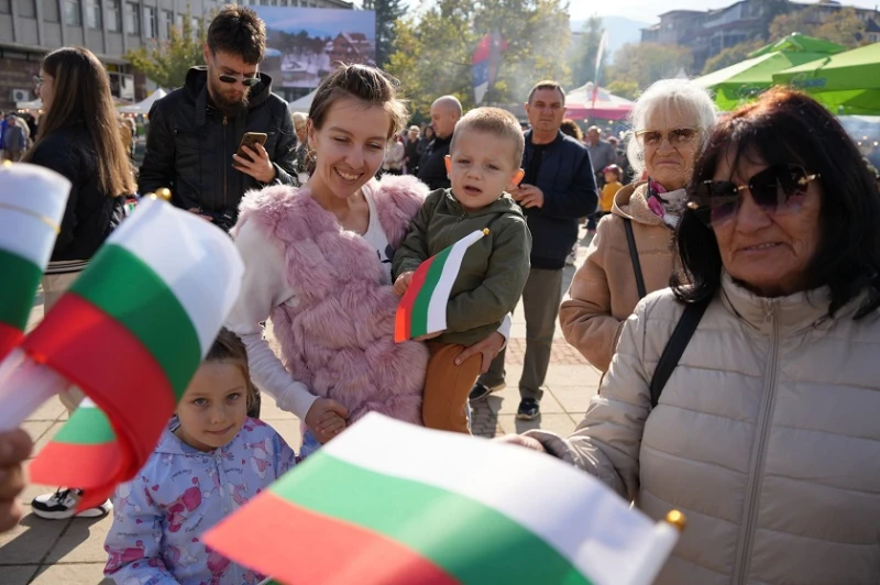 "Усмивките на Дупница" за децата на града