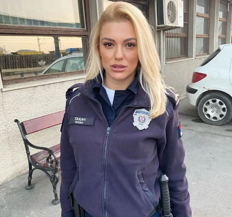 Хиляди луднаха по секси полицайка, искат да бъдат арестувани от нея