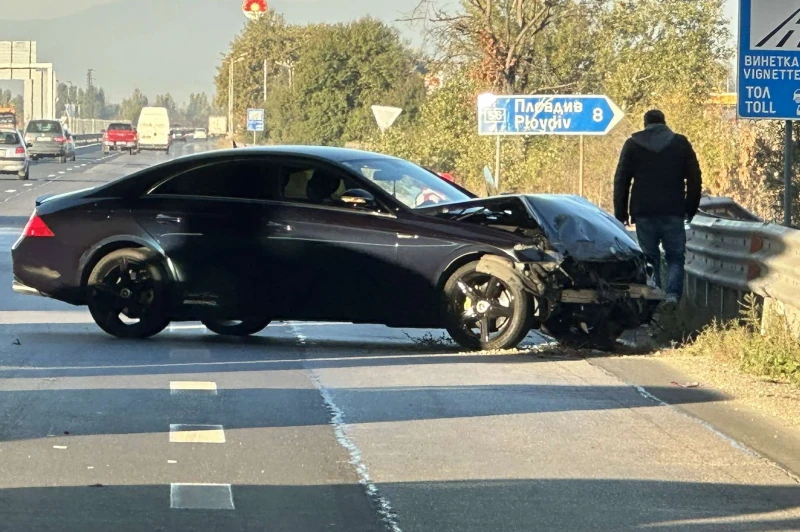Скъп "Мерцедес" е с потрошена предница на метри от първата отбивка за Пловдив