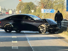 Автомобил е с потрошена предница на метри от първата отбивка за Пловдив на АМ "Тракия"