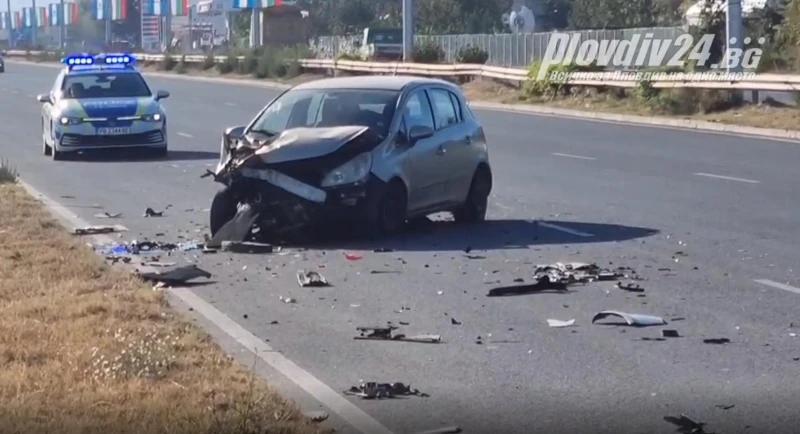 Кола e помляна след катастрофа на "Асеновградско шосе"