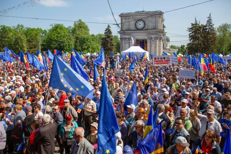 Поддръжниците на членството в ЕС победиха в Молдова с 50,3 на 49,7 процента след нощен обрат с гласовете от чужбина