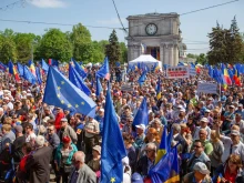 Поддръжниците на членството в ЕС победиха в Молдова с 50,3 на 49,7 процента след нощен обрат с гласовете от чужбина