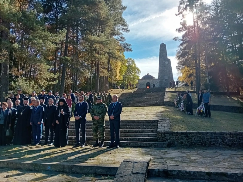 На връх Средногорец смолянчани се поклониха пред подвига на героите, дали живота си за свободата на Родопите