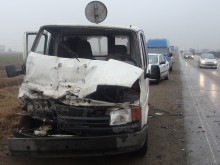 Нормализира се движението по пътя Асеновград-Пловдив, където станаха две катастрофи